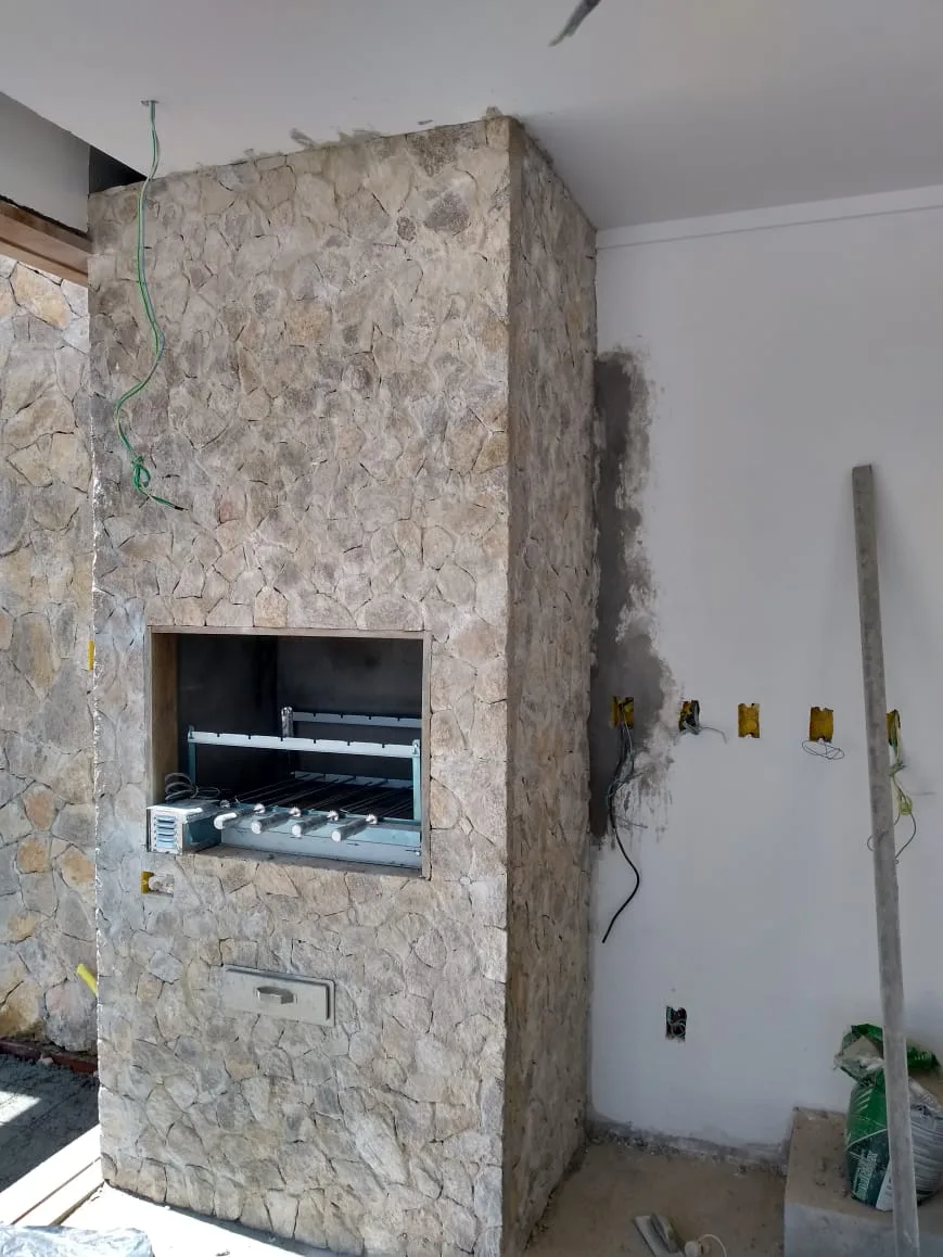 Churrasqueira predial revestida em ambiente de cliente