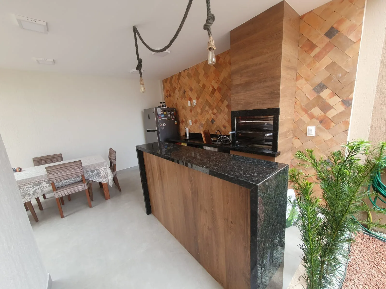 Área gourmet real com churrasqueira fabricada pela Churrasqueiras Bahia