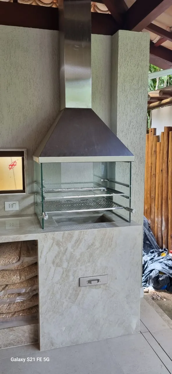 Churrasqueira com vidro e coifa metálica